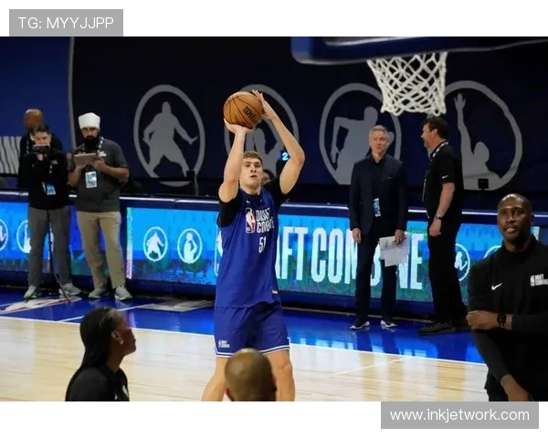 弗拉格全场低迷仅中一球 正负值惨淡成拖后腿控卫表现堪忧